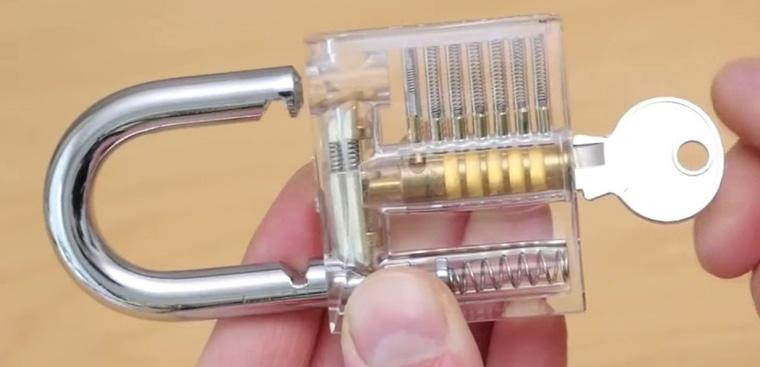 Tại sao chìa khoá ‘vạn năng’ có thể mở nhiều ổ khoá khác nhau?