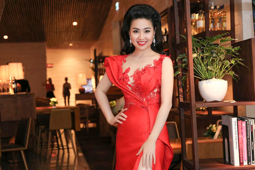 Lê Khánh quyến rũ kiểu 'gái có chồng'