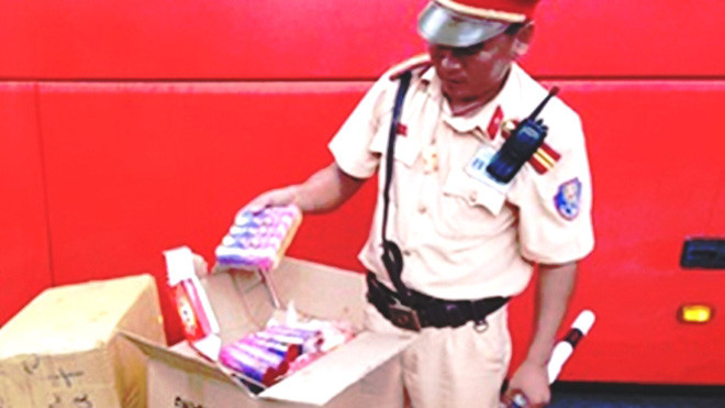 Pháo lậu bị CSGT TT-Huế phát hiện, thu giữ từ xe khách giường nằm chạy tuyến Bắc - Nam