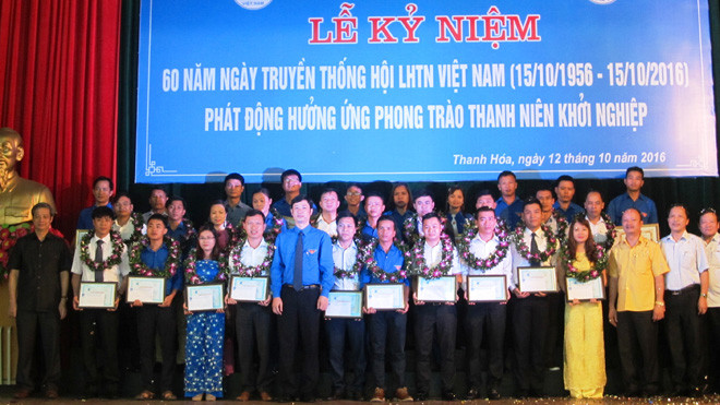 Đại biểu trao hoa và bằng khen cho các Câu lạc bộ, đội, nhóm và gương thanh niên làm kinh tế giỏi. Ảnh: Phạm Nhài 