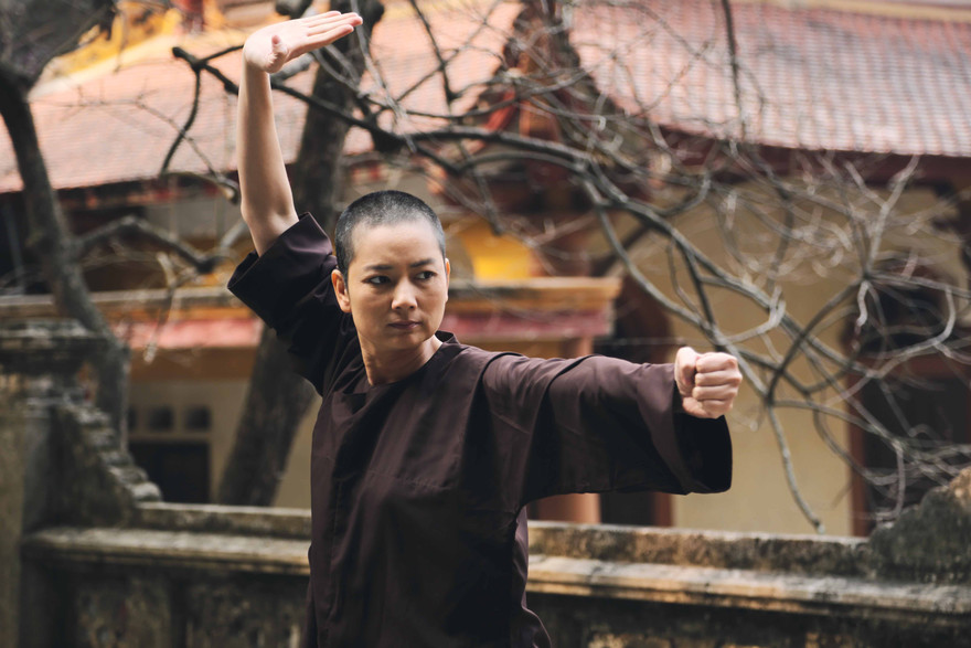 Thúy Vinh cạo đầu trọc lốc để vào vai sư cô trong 'Hiệp sĩ mù'.