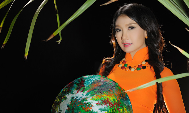 NSƯT Mỹ Uyên duyên dáng, tươi trẻ với áo dài