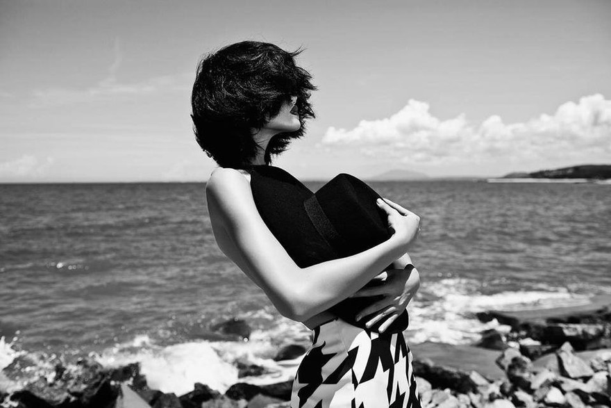 Kha Mỹ Vân khoe hình thể gày guộc trước biển.