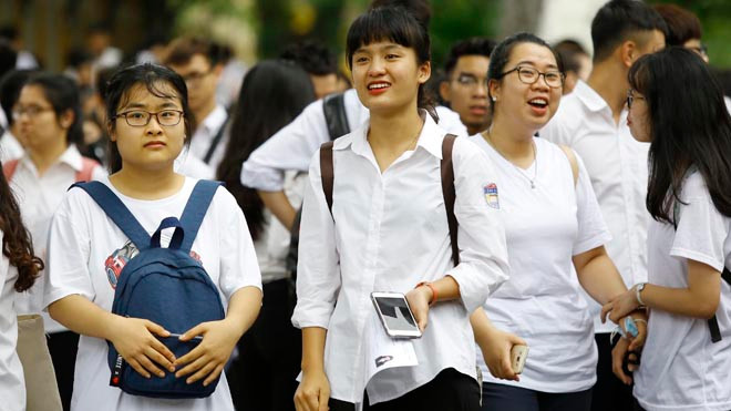 Thí sinh ra khỏi phòng thi môn Văn tại điểm thi trường THPT Chu Văn An, Tây Hồ, Hà Nội. Ảnh: Như Ý