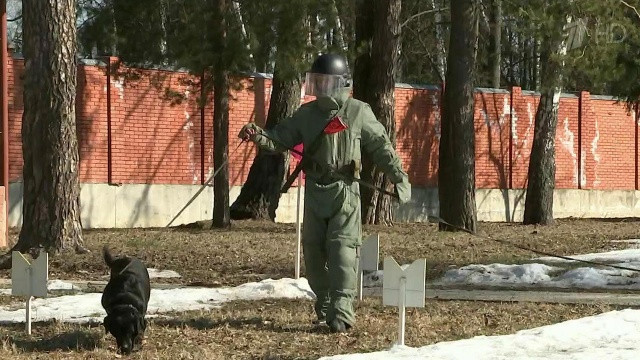 [VIDEO] Binh sĩ Nga diễn tập rà phá bom mìn trước khi sang Syria