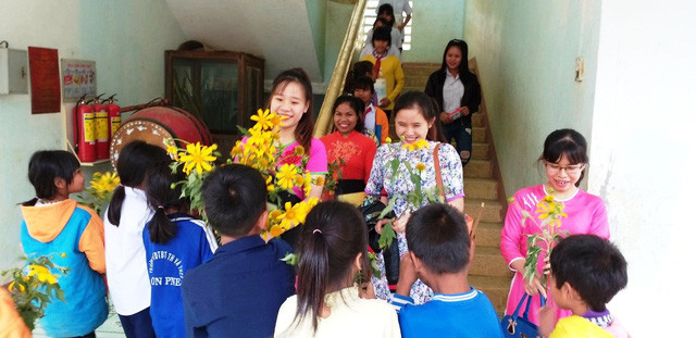 Niềm vui bất ngờ của các giáo viên vùng cao khi nhận được những bó hoa rừng từ các em học sinh đồng bào