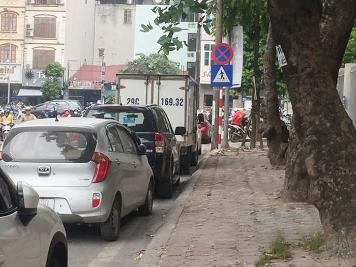 Một số đối tượng biến lòng đường Đào Duy Anh thành bãi đỗ xe để thu tiền