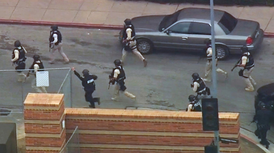 Cảnh sát phong toả trường Đại học California. Ảnh: WashingtonPost