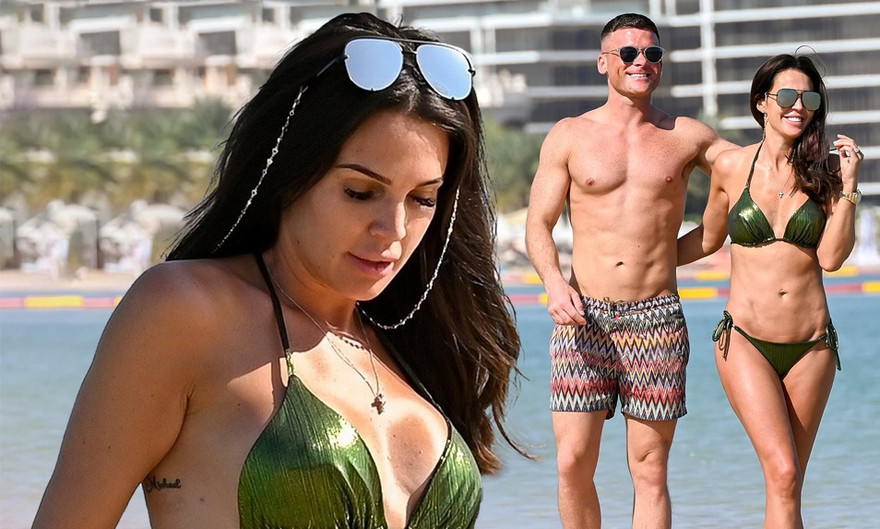 Cựu hoa hậu Anh Danielle Lloyd mặc bikini nóng bỏng, tình tứ bên chồng ở biển