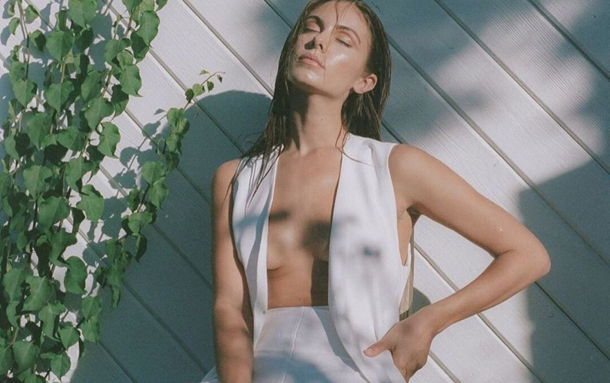 Carmella Rose ngực trần hờ hững mê hoặc người nhìn