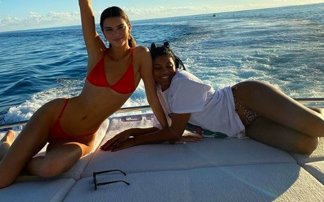 Thể hình hoàn hảo của Kendall Jenner được phô với bikini đỏ bé xíu khiến nhiều chị em ngưỡng mộ
