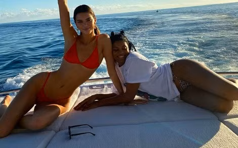 Thể hình hoàn hảo của Kendall Jenner được phô với bikini đỏ bé xíu khiến nhiều chị em ngưỡng mộ