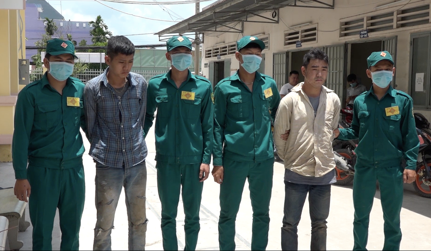 Người dân Sài Gòn vây bắt 2 tên trộm chó