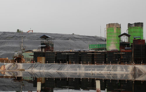 Khu vực xử lý nước rác ở bãi rác Nam Sơn. Ảnh: Tất Định 