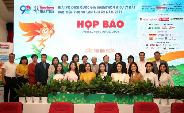 Ban tổ chức chụp ảnh lưu niệm cùng các nhà tài trợ, đơn vị đồng hành cùng Tiền Phong Marathon 2021 tại buổi họp báo. Ảnh: Như Ý