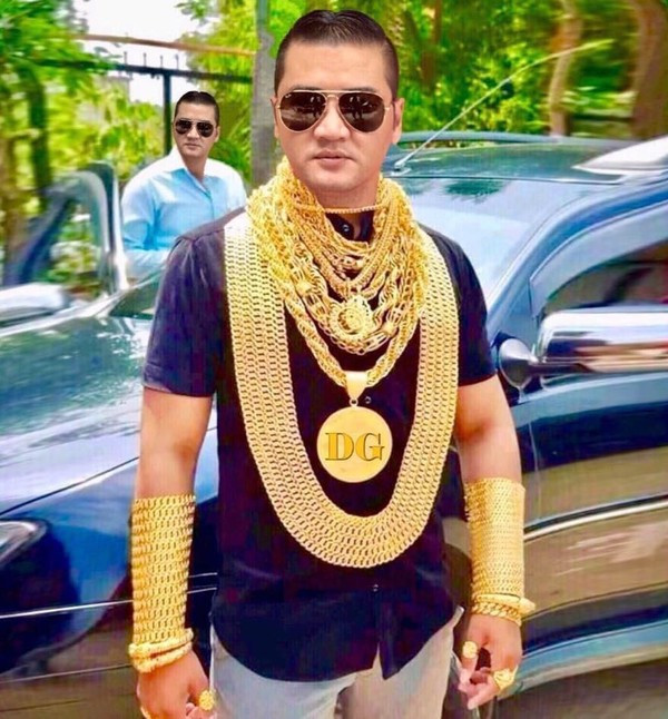 Cộng đồng mạng phát cuồng với 'nam vương' bóng đá dát vàng kín người