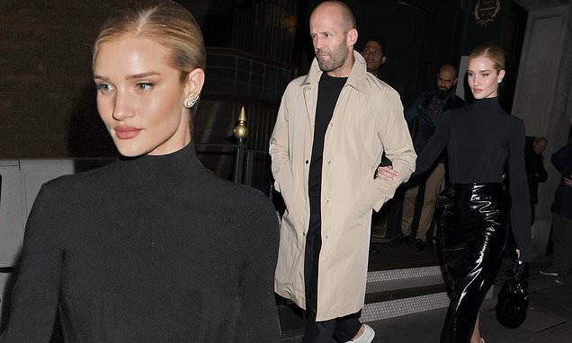 'Người vận chuyển' và bạn gái siêu mẫu tình tứ, nắm tay nhau trên phố