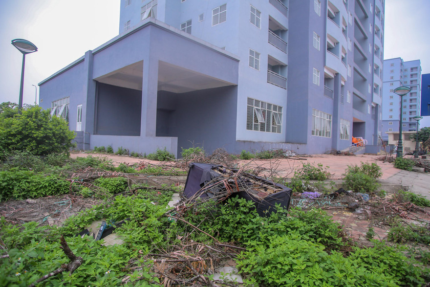 Khu chung cư tọa lạc vị trí 'đắc địa' ở Hà Nội thành nơi tập kết rác