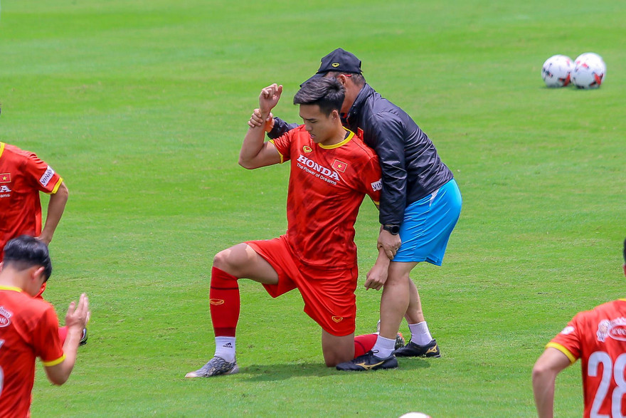 HLV Park Hang Seo 'cầm tay chỉ việc' cho các học trò