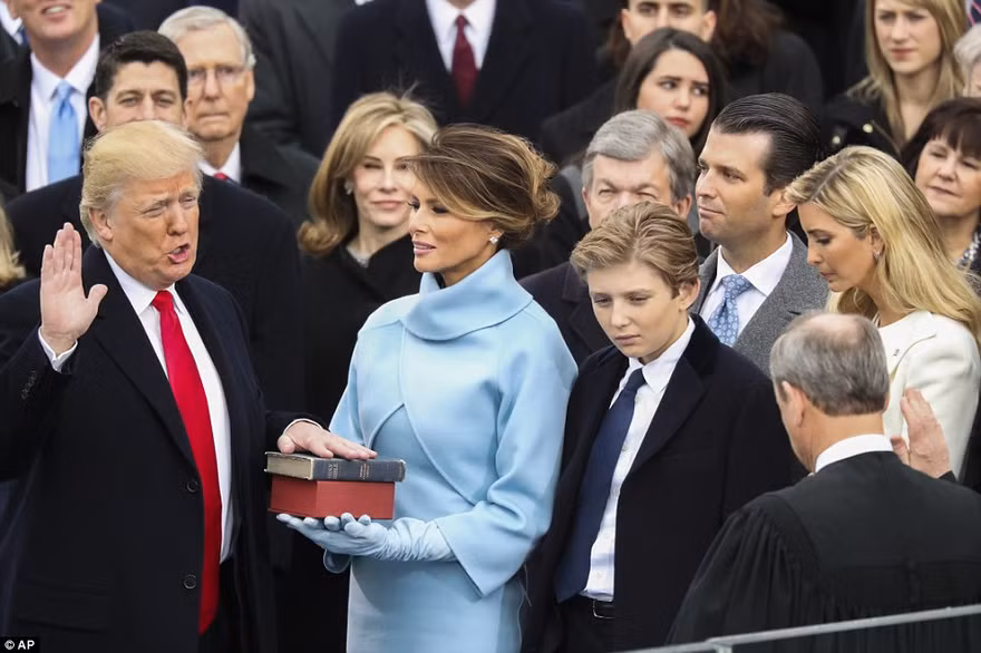Ông Trump tuyên thệ.