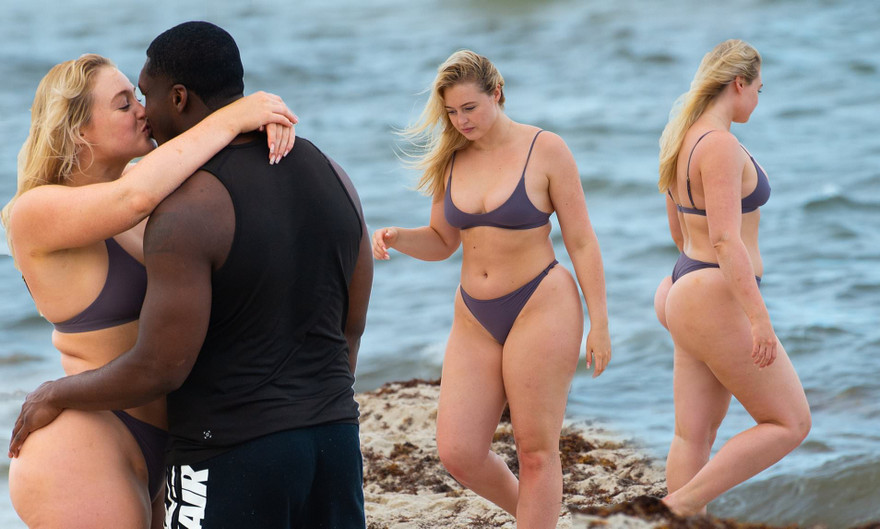 Siêu mẫu ngoại cỡ Iskra Lawrence gợi cảm, tình tứ với bạn trai trên biển