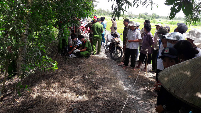 Cơ quan đang khám nghiệm hiện trường 