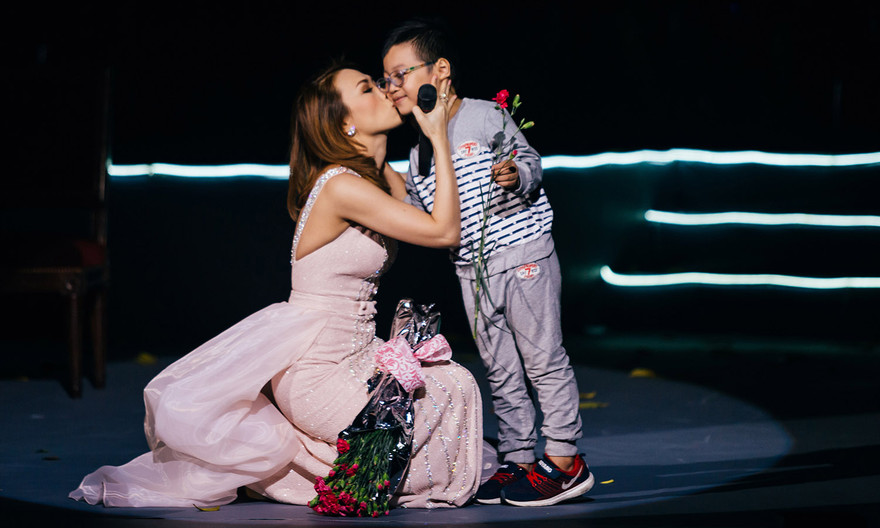 Mỹ Tâm hôn má fan nhí đáng yêu khi đang biểu diễn