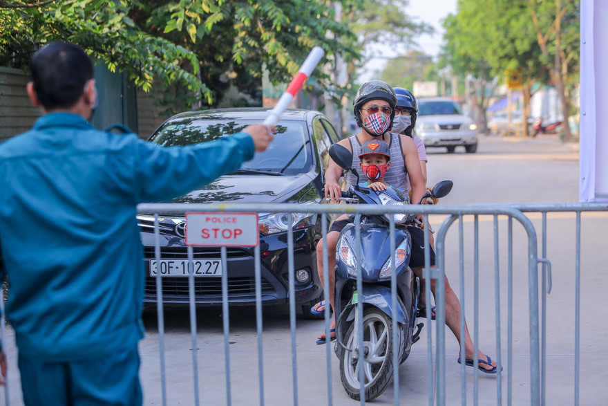 Chặn lối ra bãi bồi chân cầu Vĩnh Tuy, hàng trăm người tiếc nuối quay xe