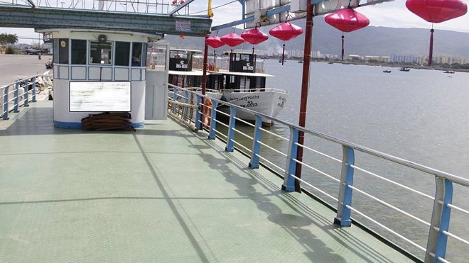 Một số tàu du lịch tận dụng mái làm tầng hai, để du khách leo lên ngắm cảnh rất mất an toàn. Ảnh: Thanh Trần.