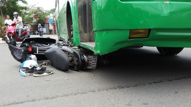 Chiếc xe máy bị kéo lê trên đường