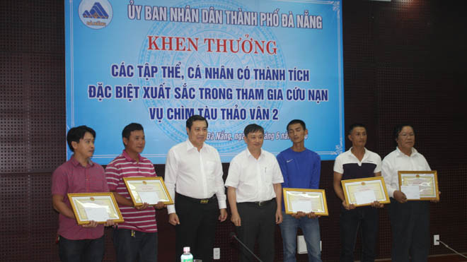 Các cá nhân được biểu dương khen thưởng. Ảnh Nguyễn Thành