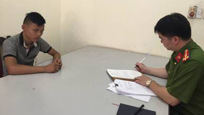 Đối tượng Sự (bìa trái) tại cơ quan Công an. Ảnh: Minh Anh