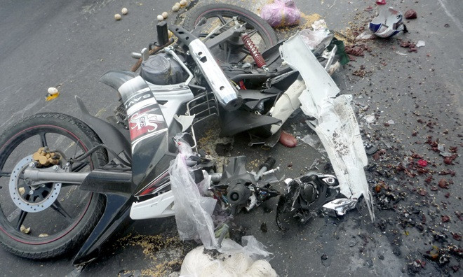 Ảnh hiện trường vụ tai nạn làm anh Trần Linh D tử vong tại chổ.