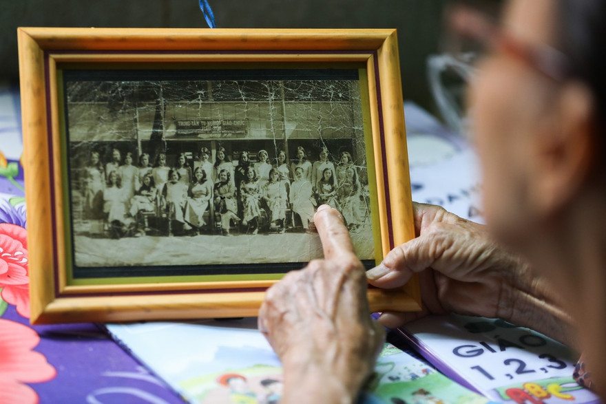 Lớp học miễn phí của bà lão bán vé số