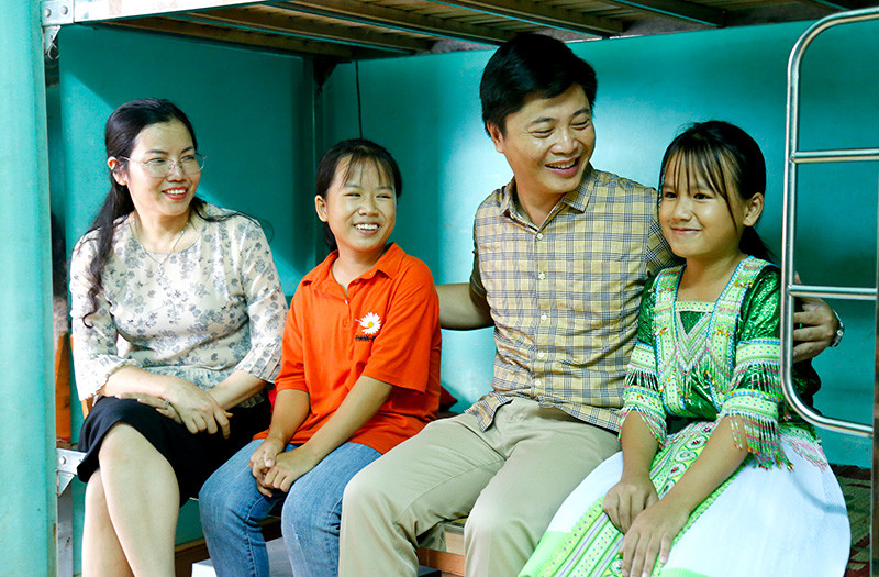 Thầy Lê Thành Tuyên, Hiệu trưởng trường Phổ thông dân tộc nội trú THCS Hàm Yên và Ban Giám hiệu nhà trường thường xuyên chuyện trò chia sẻ với hai chị em người Mông, Hoàng Thị Sinh, Hoàng Thị Hải Yến. Ảnh: Báo Tuyên Quang