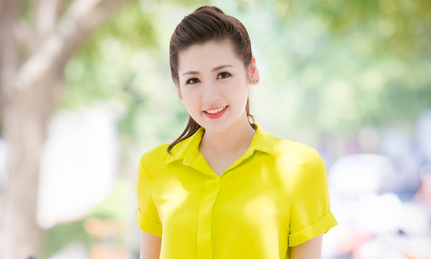 Á hậu Tú Anh xinh đẹp, rạng rỡ dưới cái nắng 40 độ