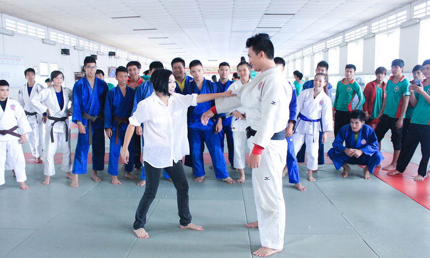 Trong vai trò đại sứ của đoàn thể thao Việt Nam tại Seagames 28, ca sĩ Phương Thanh đã tới thăm hỏi các vận động viên chuẩn bị lên đường sang Singapore tham dự Seagames 28. 