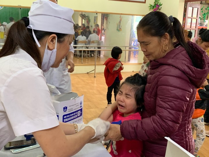 Trẻ 'sợ hãi' khi lấy máu xét nghiệm tại chỗ. Ảnh: Nguyễn Hà