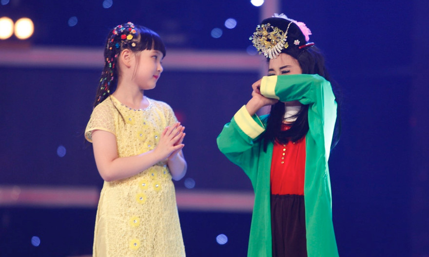 Hai bé Bích Ngọc và Đức Vĩnh trong giây phút công bố quán quân.