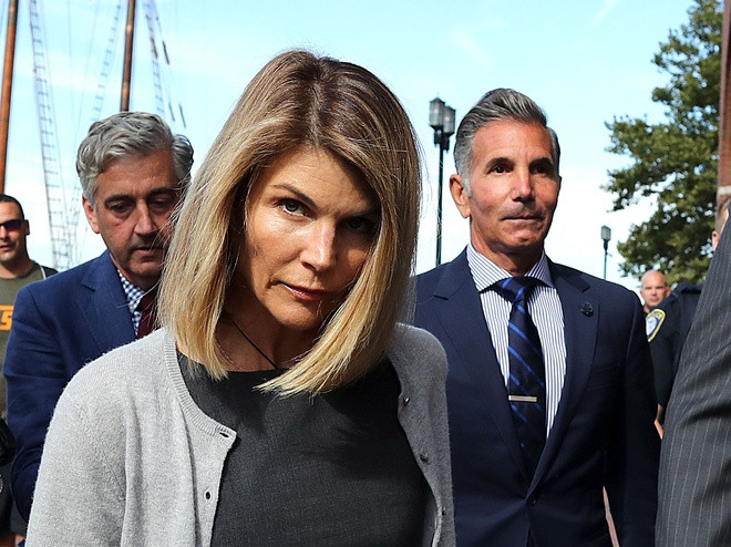 Lori Loughlin và chồng phải ngồi tù, nộp phạt tổng cộng 400.000 USD vì hối lộ, làm giả hồ sơ chạy cho con gái vào đại học danh tiếng.