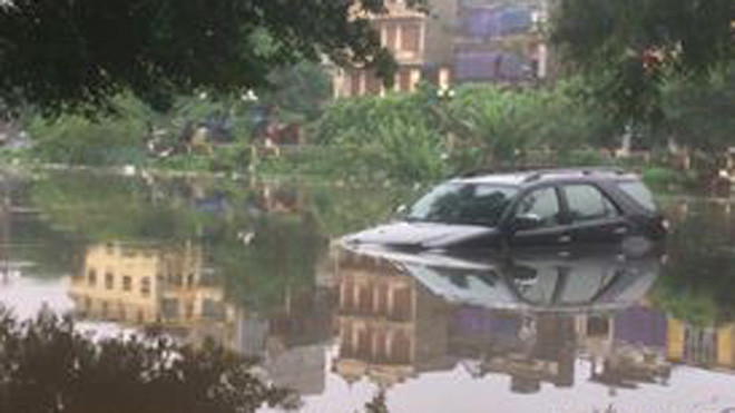 Những chiếc ô tô trông chờ... cứu hộ