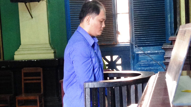 Bị cáo Nguyễn Hồng Vinh trước vành móng ngựa. Ảnh T.Châu