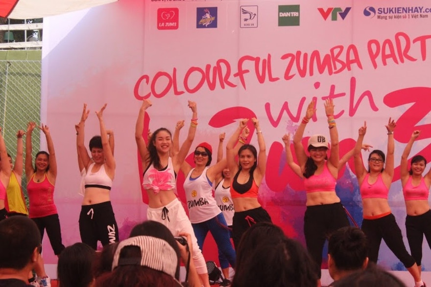 Number 1 cùng cộng Zumbar tặng sách cho trẻ nghèo