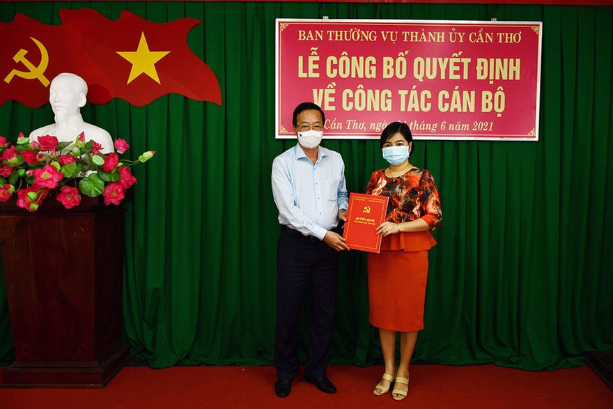 Trưởng Ban Tổ chức Thành ủy Cần Thơ Lê Tấn Thủ trao quyết định cho bà Thắm