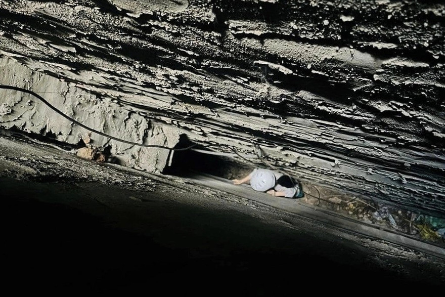 Người phụ nữ mắc kẹt giữa khe hở hai căn nhà trên đường Ngô Quyền (Ảnh: Công an cung cấp).