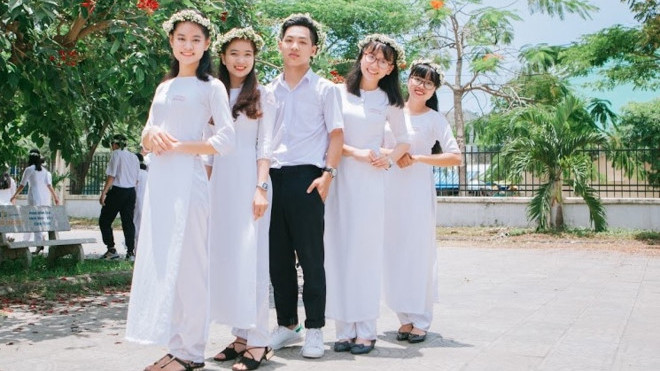 Trần Đình Duy (đứng giữa) là thí sinh duy nhất cả nước đạt điểm 10 môn Văn