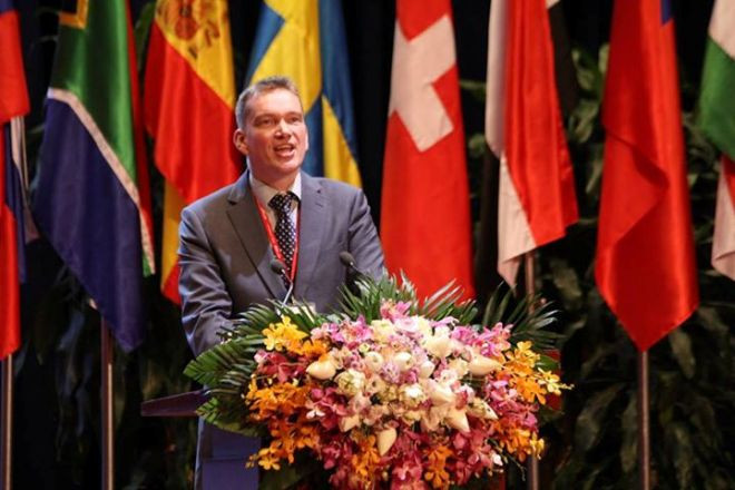GS. Peter Wothers, Trường Đại học Cambridge, Vương quốc Anh, Chủ tịch Olympic Hóa học quốc tế. 