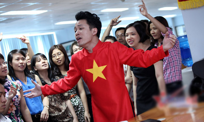 Tùng Dương hát trong buổi giao lưu. Ảnh: VietNamNet.