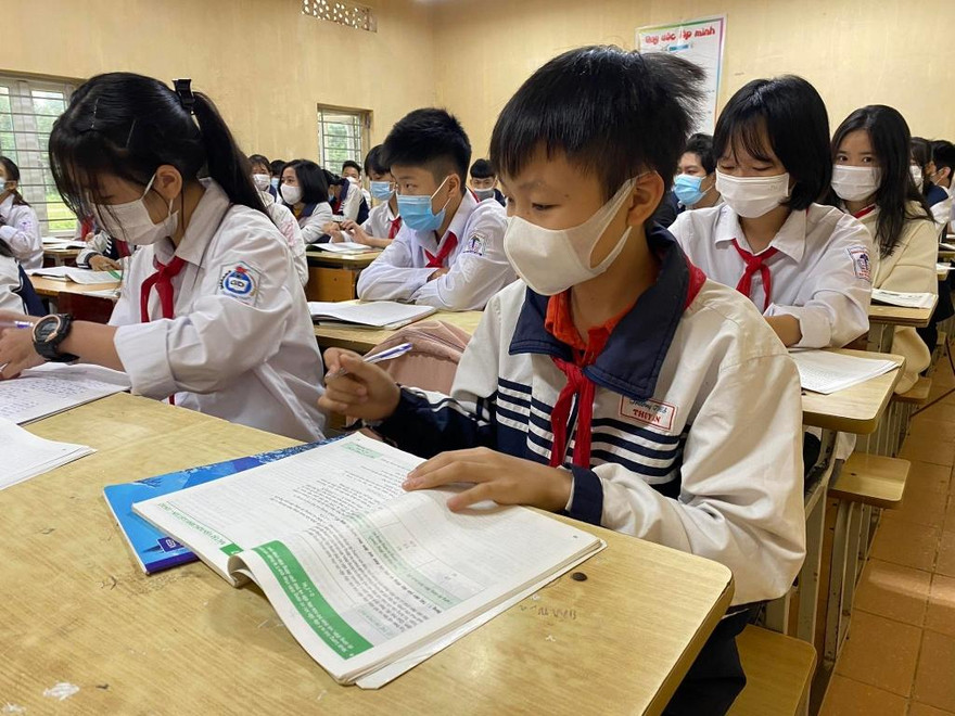 Học sinh ngoại thành đi học trở lại. Ảnh minh họa