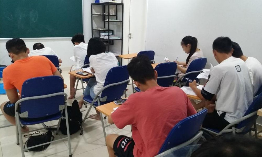 Lương thấp, nhiều giáo viên vẫn dạy thêm vì mưa sinh. Ảnh minh họa